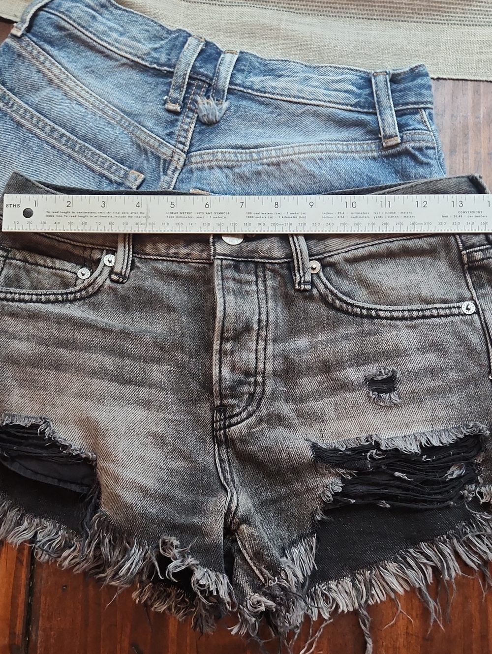 We THE Free BUNDLE Of 2 Denim Shorts Sz 24 - Picture 4 of 5